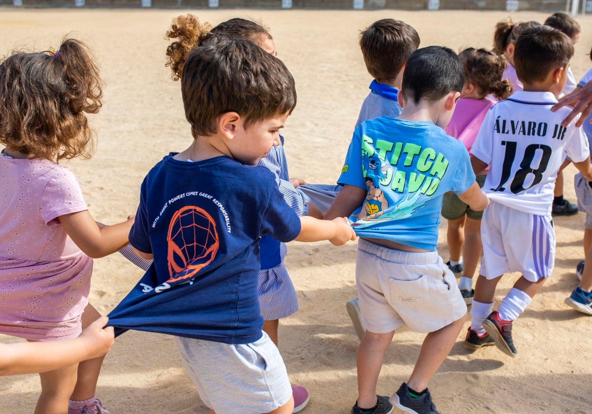 Niños en fila durante la evacuación del colegio