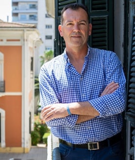Imagen secundaria 2 - Rengel, que defiende la necesidad de que un partido como Por Huelva llegue al Ayuntamiento de Huelva, en varios momentos de su entrevista con huelva24.com