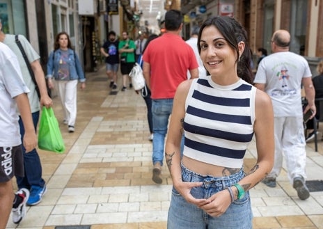 Imagen secundaria 1 - Tanto ella misma como la candidatura al completo de Adelante Andalucía proponen y trabajan «siempre desde la humildad, no desde el privilegio», según afirma Ángela González en su entrevista con huelva24.com