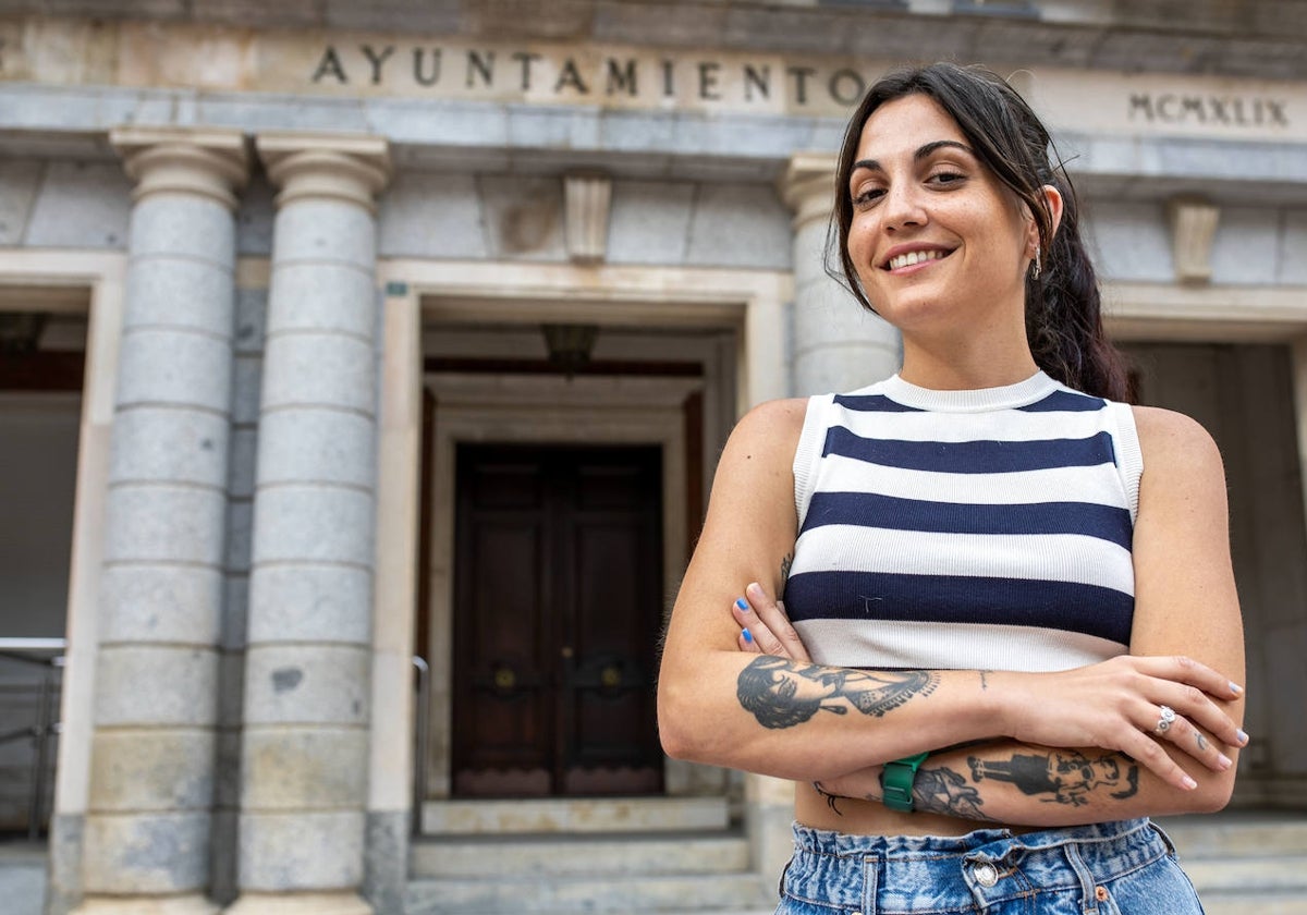 Ángela González, de Adelante Andalucía, frente al Ayuntamiento de Huelva