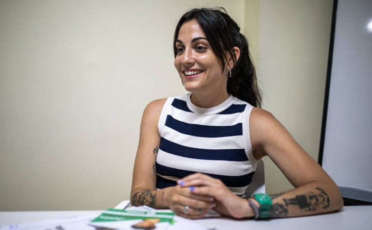 Imagen principal - Tanto ella misma como la candidatura al completo de Adelante Andalucía proponen y trabajan «siempre desde la humildad, no desde el privilegio», según afirma Ángela González en su entrevista con huelva24.com