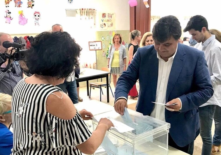 Gabriel Cruz, votando en las elecciones municipales de 2019