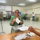 Mónica Rossi, votando en el CEIP Tres de agosto de Huelva