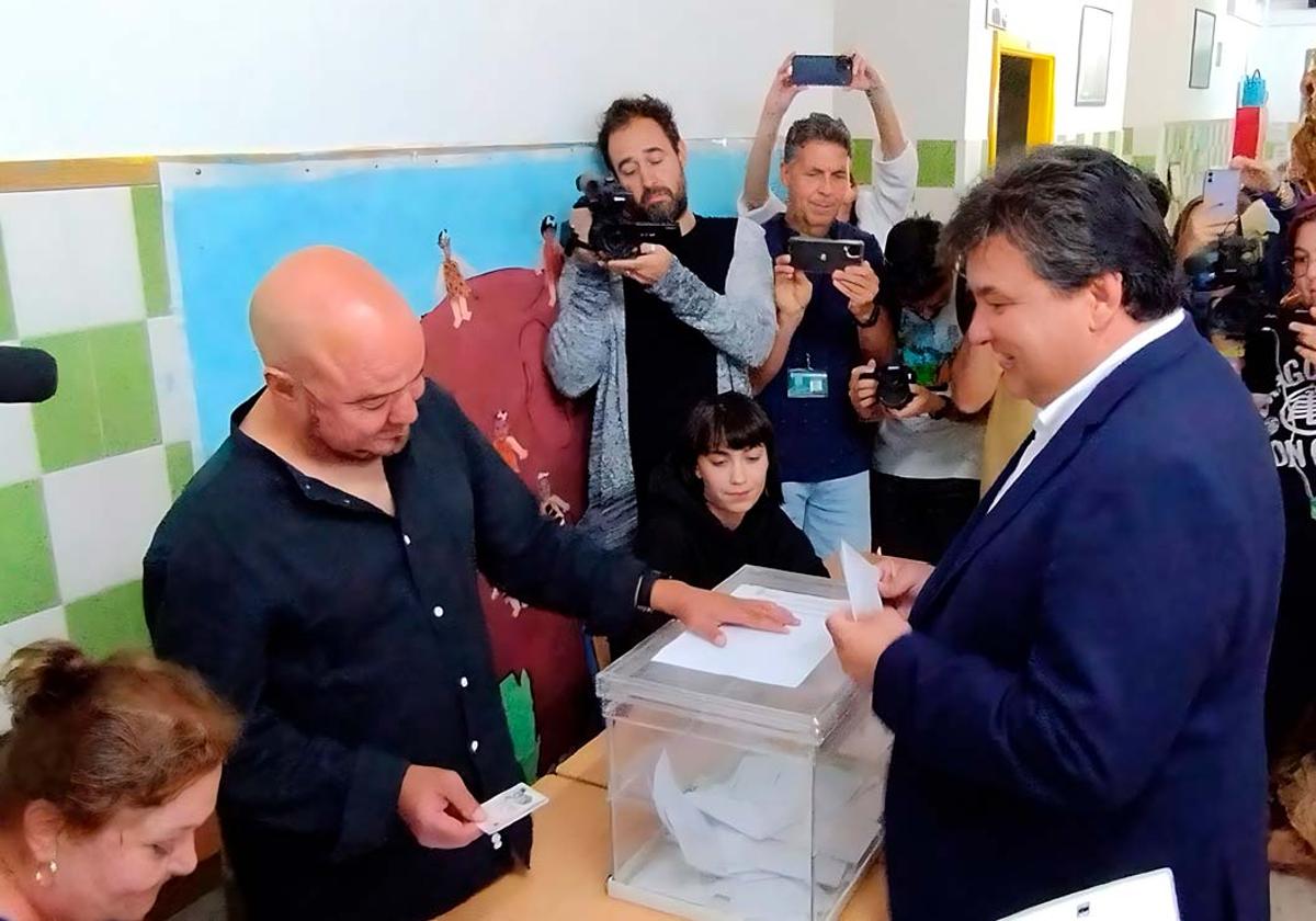 Gabriel Cruz momentos antes de depositar su voto