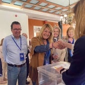 La candidata del PP, Pilar Miranda, votando
