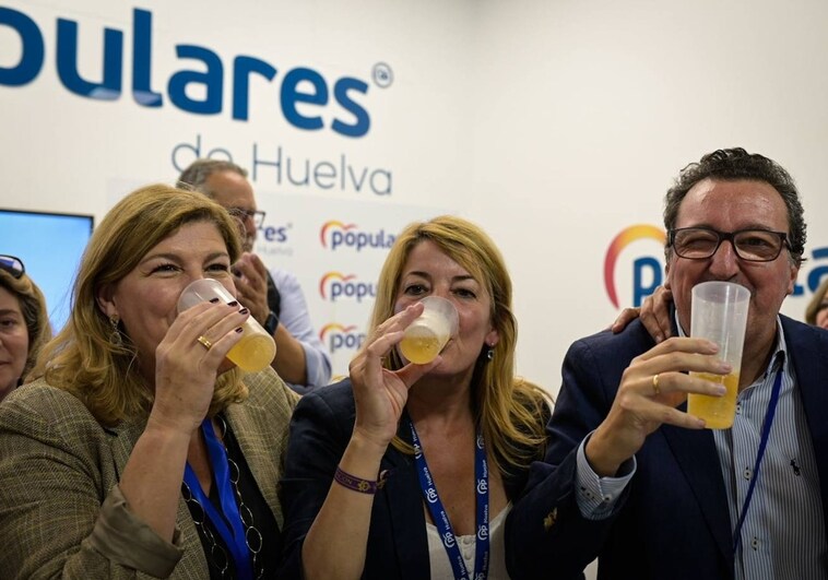 Pilar Miranda (centro) brinda con Berta Centeno y Manuel Andrés González
