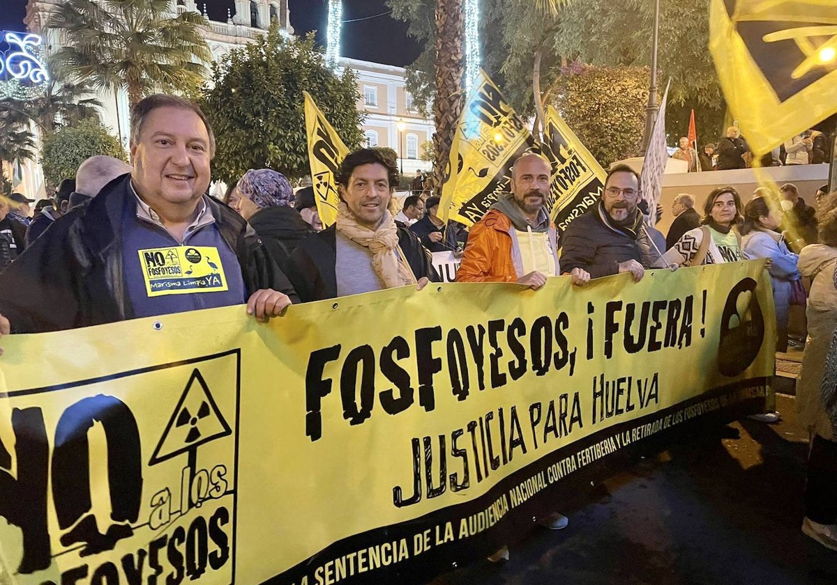 Algunos de los integrantes de Mesa de la Ría en la última movilización contra los fosfoyesos