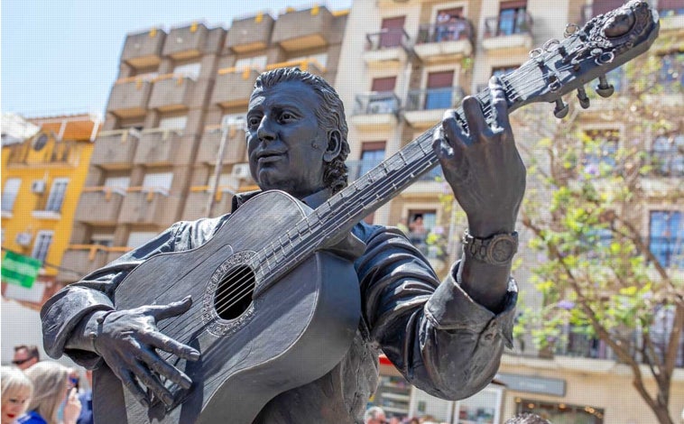 Imagen principal - Un detalle de la escultura creada por Elías Rodríguez Picón. Abajo, durante el homenaje, el alcalde en funciones junto a la viuda del artista