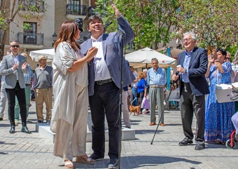 Imagen secundaria 1 - Un detalle de la escultura creada por Elías Rodríguez Picón. Abajo, durante el homenaje, el alcalde en funciones junto a la viuda del artista