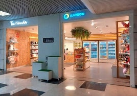 Reabre la tienda del hospital Juan Ramón Jiménez tras su reforma