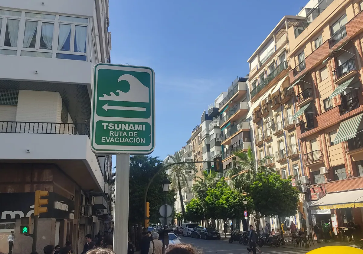 Señalética con las rutas de evacuación en caso de tsunami en Huelva