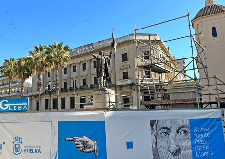 Imagen secundaria 1 - Arriba, recreación del aspecto que tendrá el conjunto de la fuente y el monumento a Cristóbal Colón; y sobre estas líneas, la estatua en su nuevo pedestal, aún por concluir, y la grúa que lo trasladó a su emplazamiento definitivo 