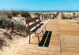 La playa del Espigón de Huelva abre la  temporada de verano estrenando su primera Bandera Azul