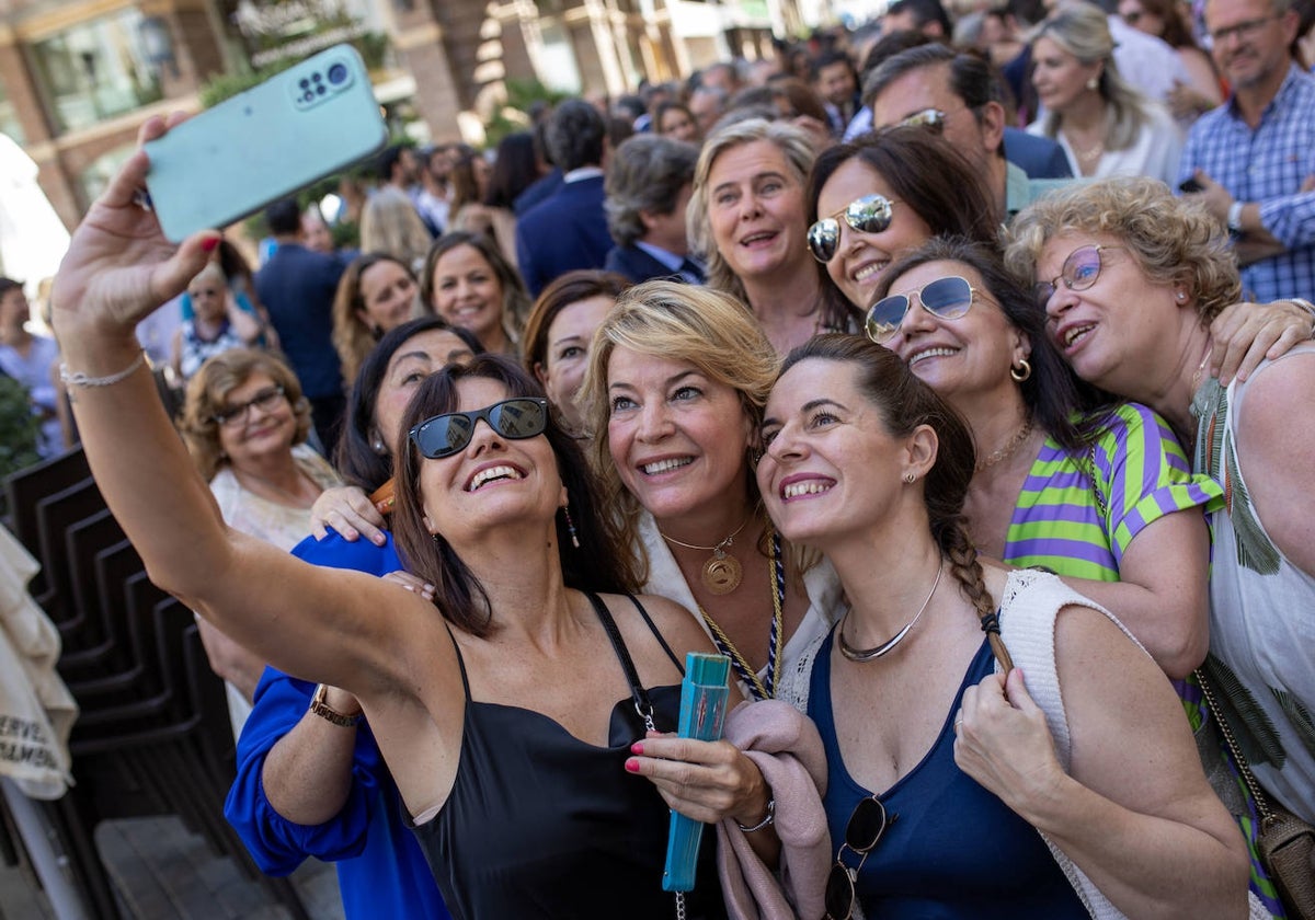 La nueva alcaldesa, Pilar Miranda, se hace un selfie tras su toma de posesión