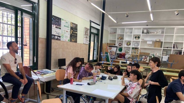 Alumnado y profesorado de la Escuela de Arte, en el diseño de la carroza