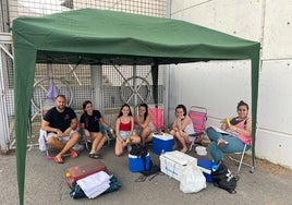 Los fans de Manuel Carrasco ya hacen cola en el Estadio Iberoamericano para sus dos conciertos en Huelva