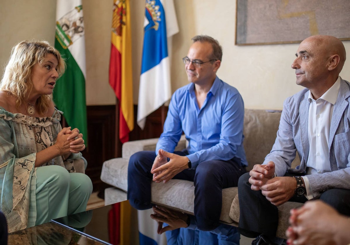 Pilar Miranda en la reunión entre el Ayuntamiento de Huelva y Cepsa