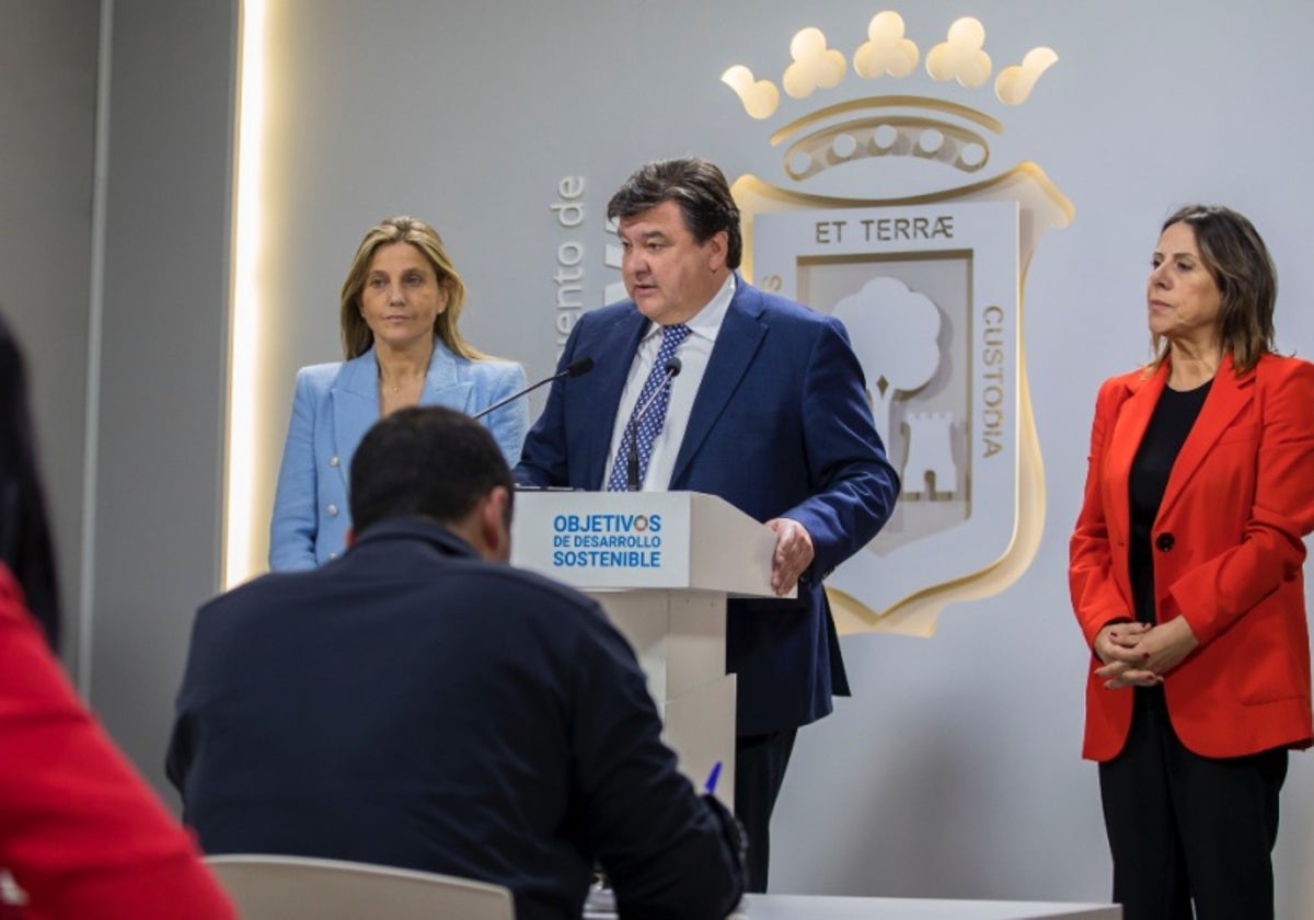 Foto de archivo del ex alcalde de Huelva, el socialista Gabriel Cruz, presentando los presupuestos de 2023