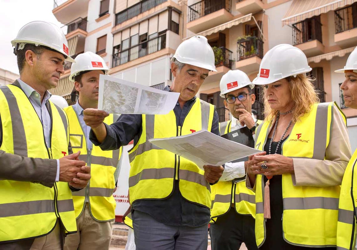 La alcaldesa y sus concejales durante la visita a las obras