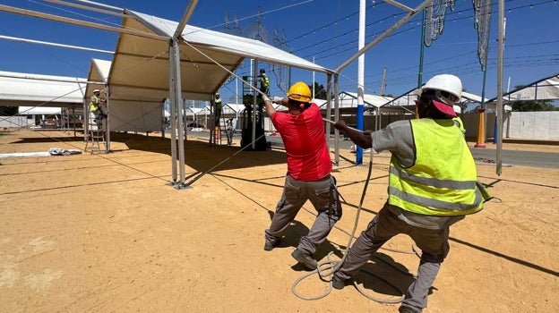 Operarios trabajan en el montaje del recinto ferial