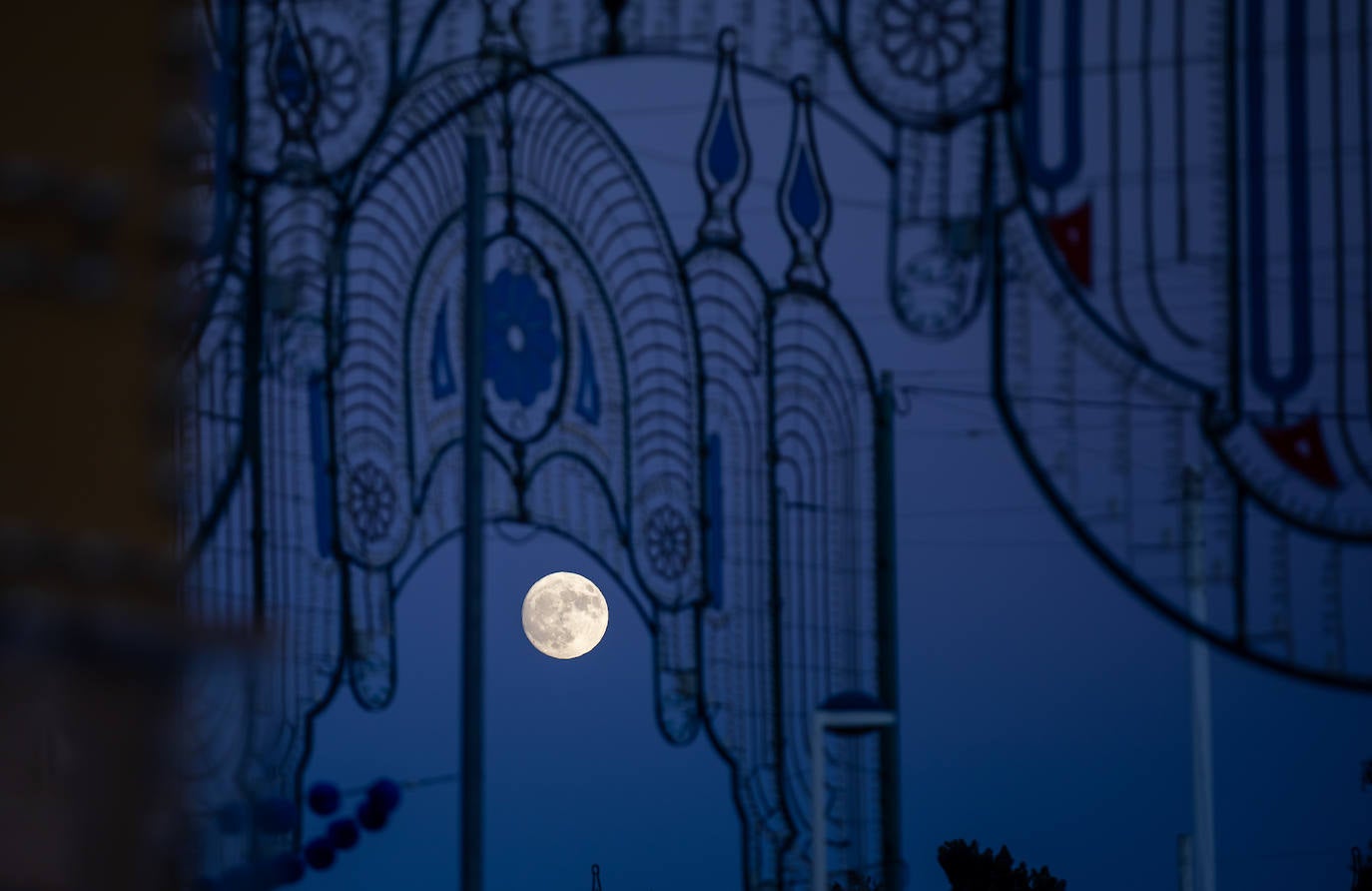 La luna llena este lunes bajo el alumbrado aún por encender de las Colombinas