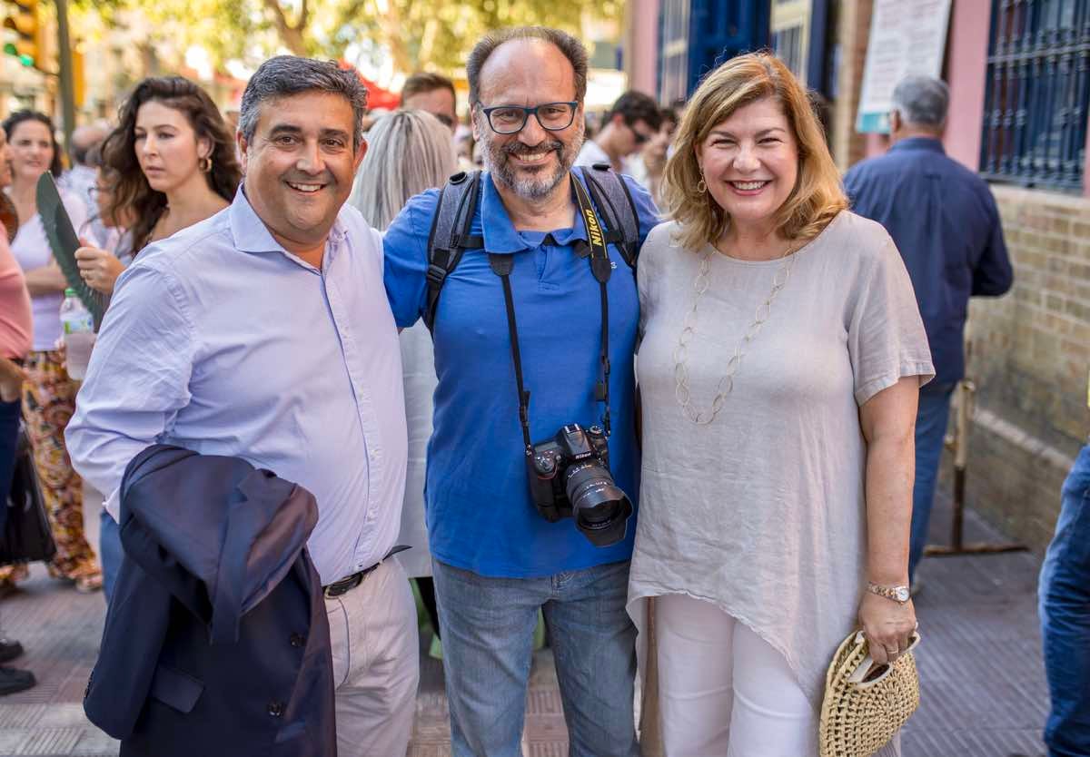 El fotógrafo taurino Luis Arizmendi, entre Juan Manuel Correa y Berta Centeno