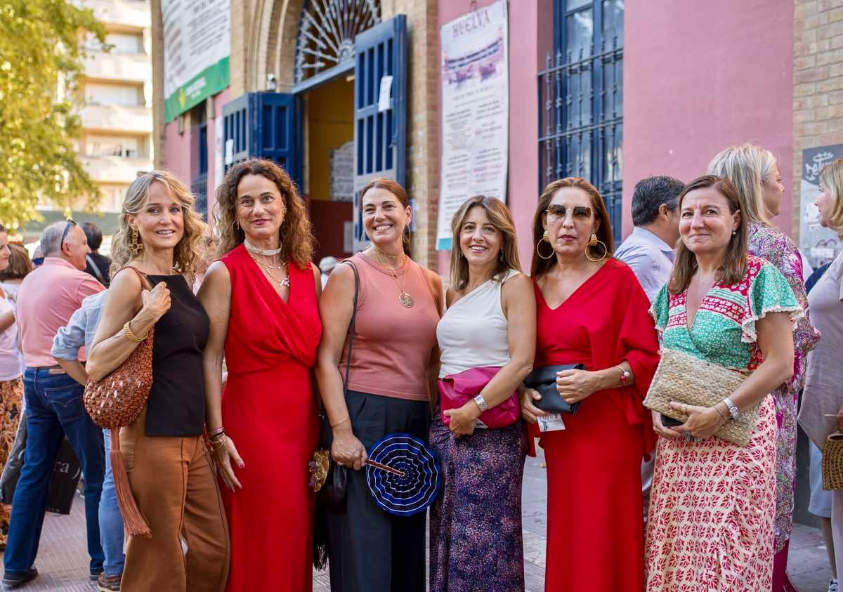 La concejala Adela de Mora (segunda por la izda.), junto a un grupo de amigas