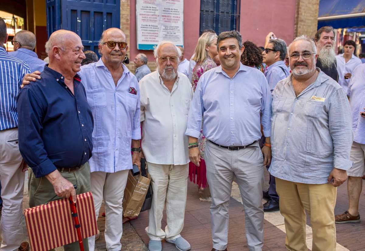 En el centro, Domingo Prieto, y a su izquierda el delegado de la Junta en Huelva, José Manuel Correa; y el periodista taurino Javier García Baquero