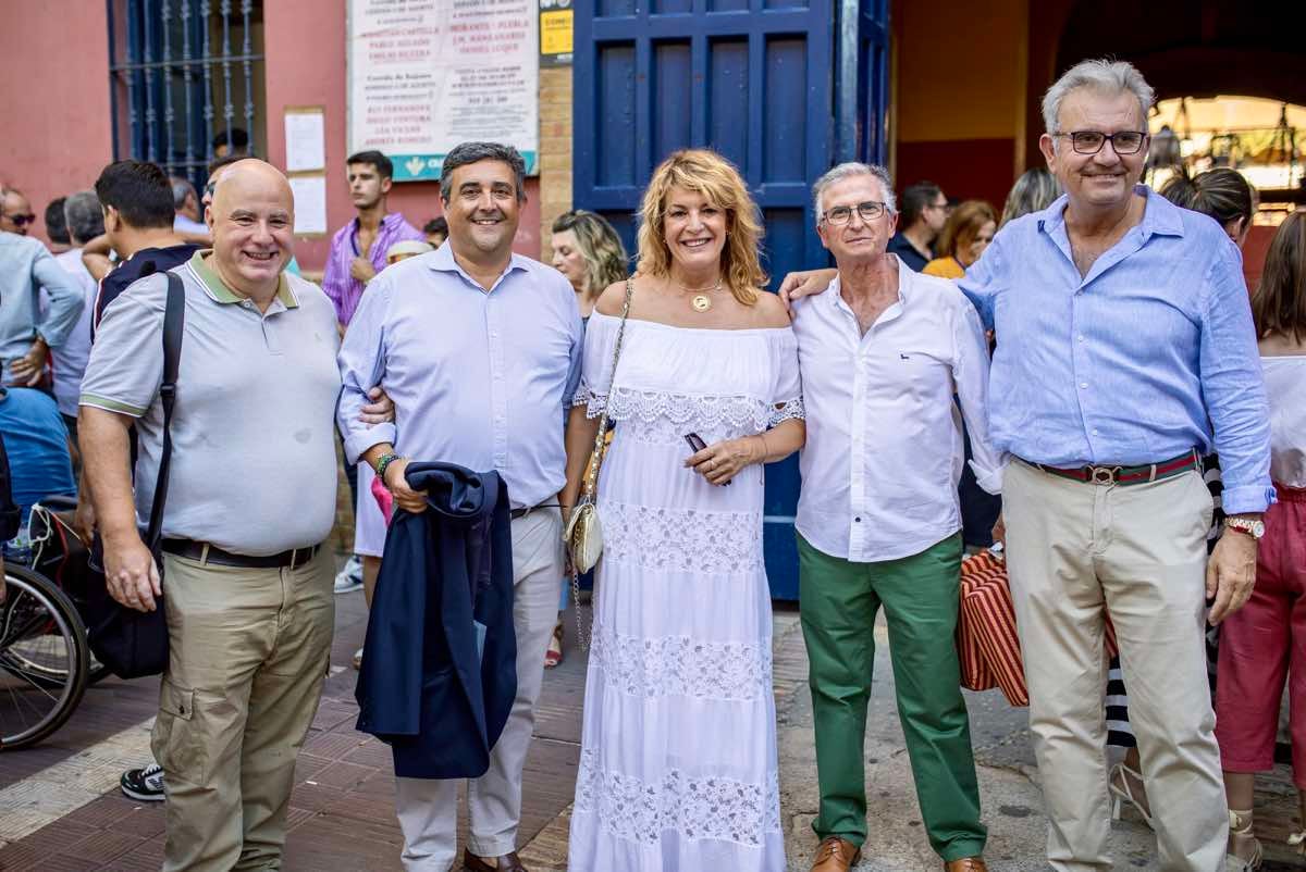 La alcaldesa de Huelva, Pilar Miranda, flanqueada por su marido y el delegado del Gobierno. A la derecha Pepe Rufiero, crítico taurino