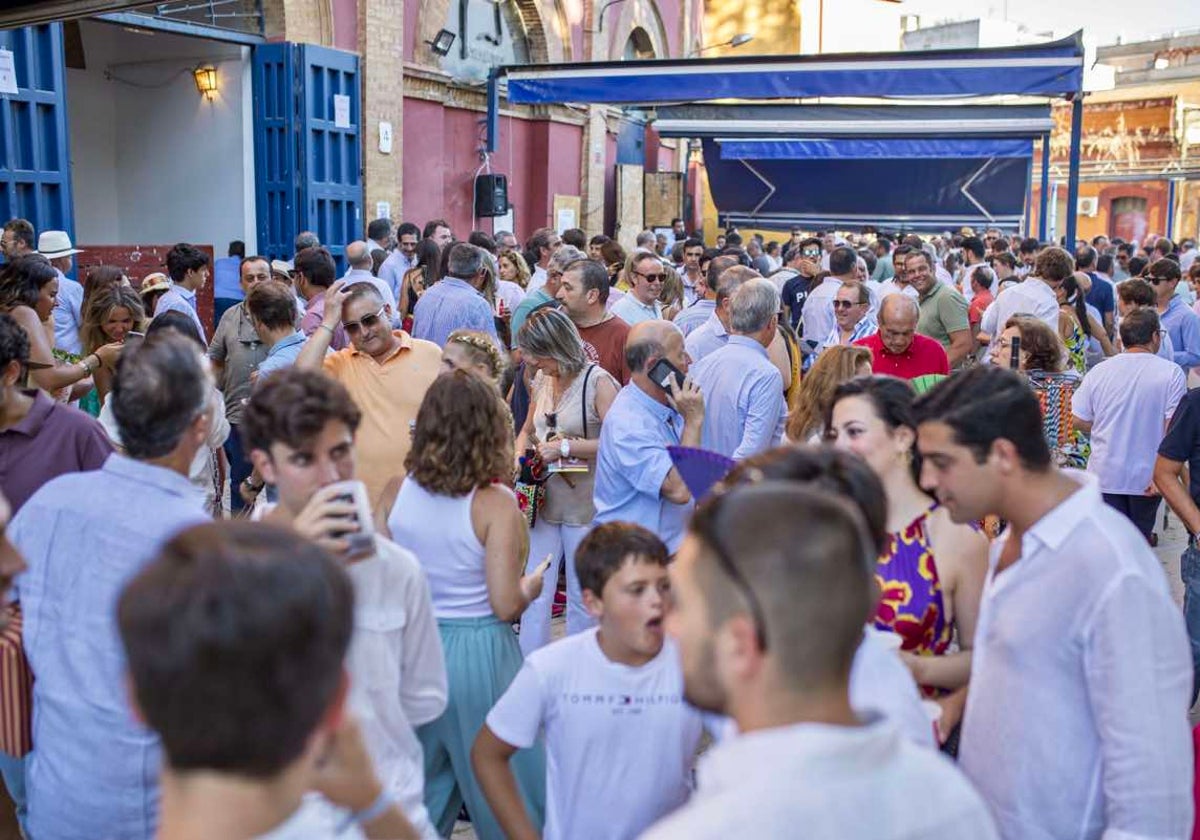 Ambiente en los prolegómenos de la novillada que abría la feria de Colombinas