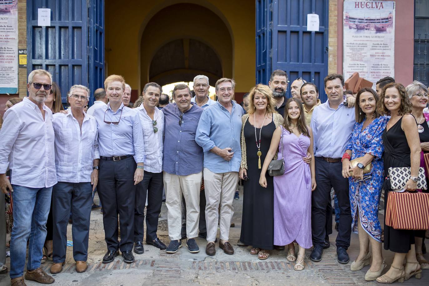 Integrantes del equipo de Gobierno, diputados provinciales, el ex rector de la Universidad de Huelva, la alcaldesa de la ciudad o el presidente del Puerto han estado entre los asistentes a la corrida de esta tarde