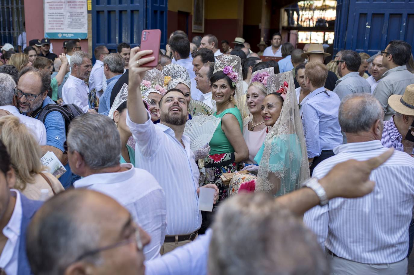 Ambiente en los alrededores de la plaza de toros de Huelva