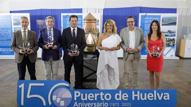 Autoridades en la caseta de exposiciones