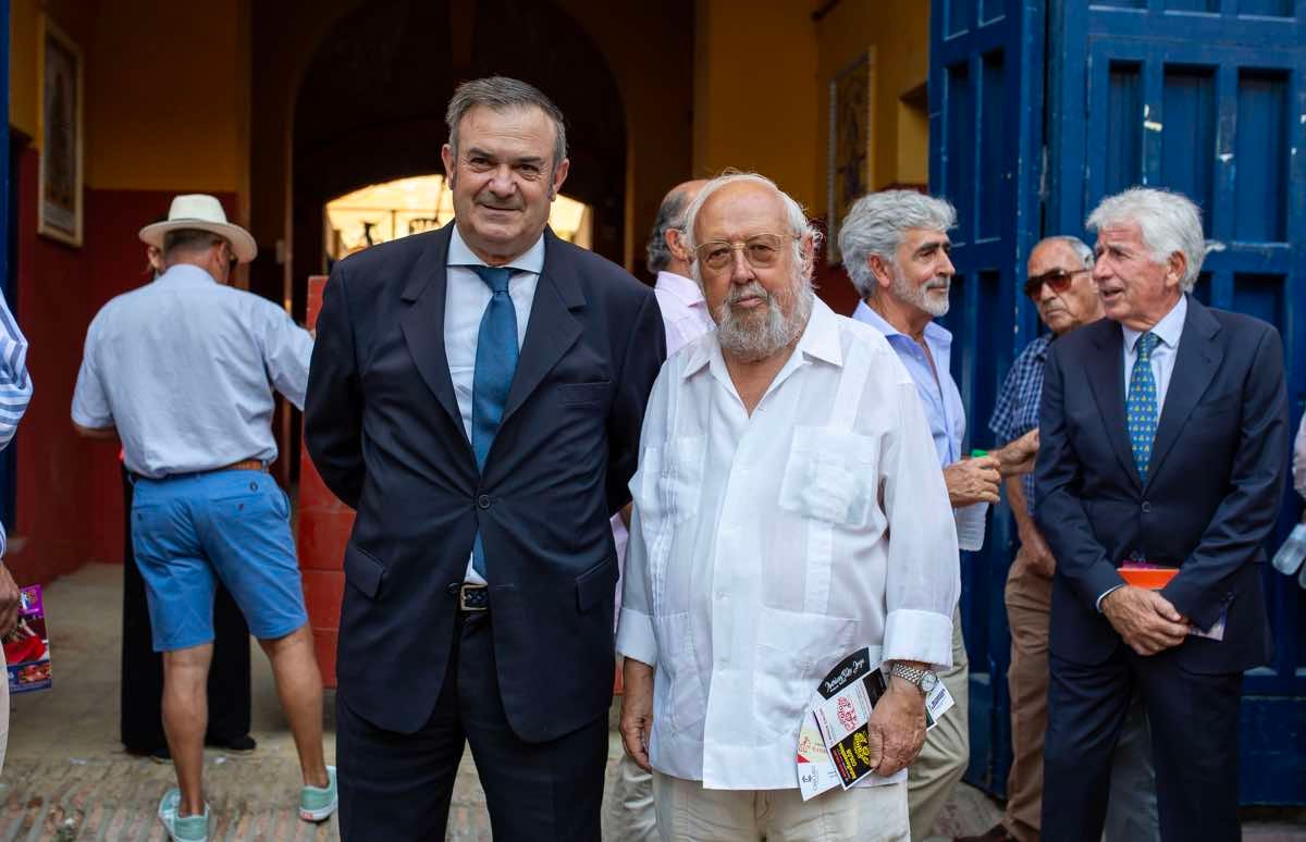 El presidente de la plaza, Juan León, junto al expresidente Domingo Prieto