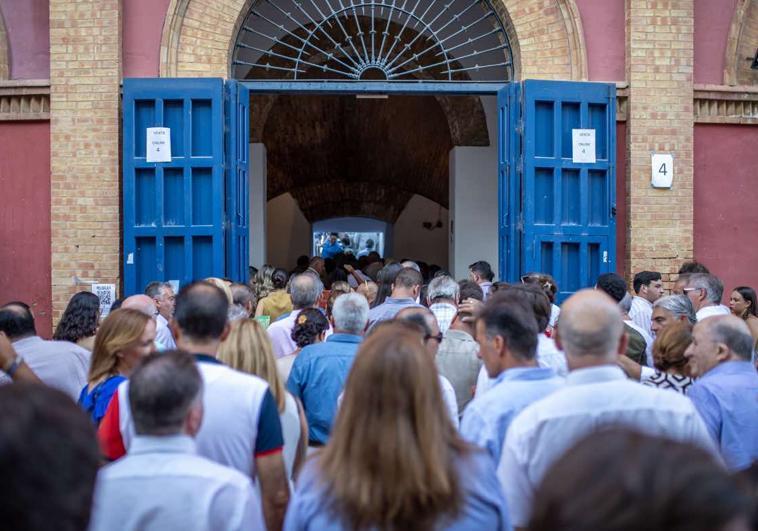 El público se agolpa ante la puerta grande