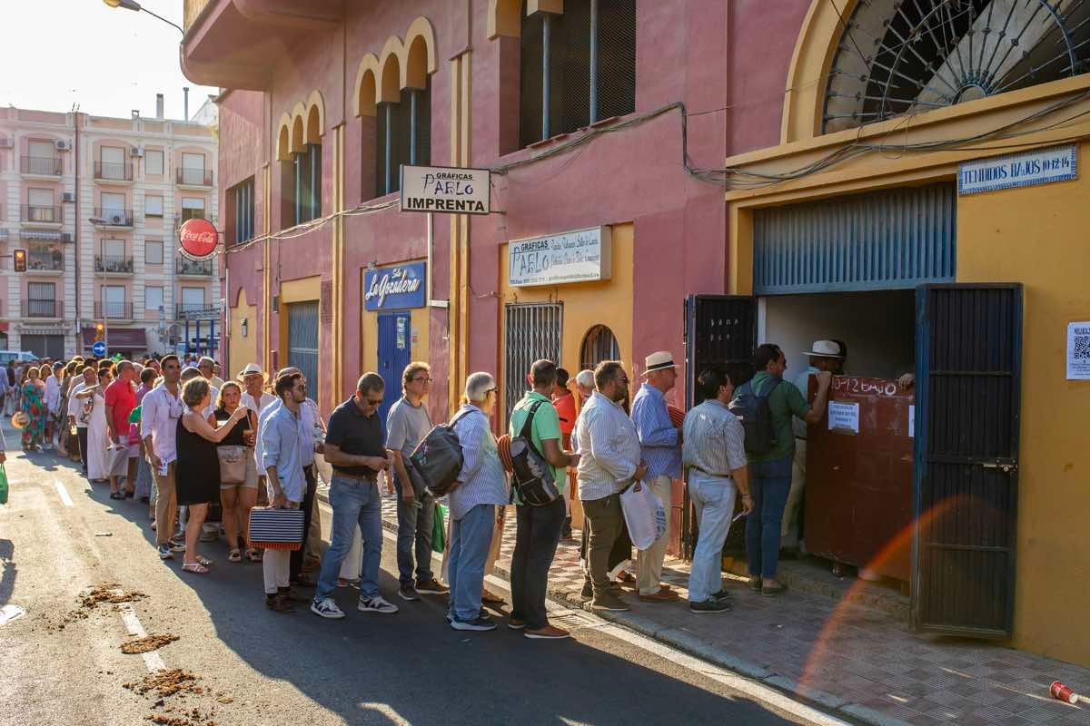 El público entra a los tendidos por una de las puertas laterales de la plaza