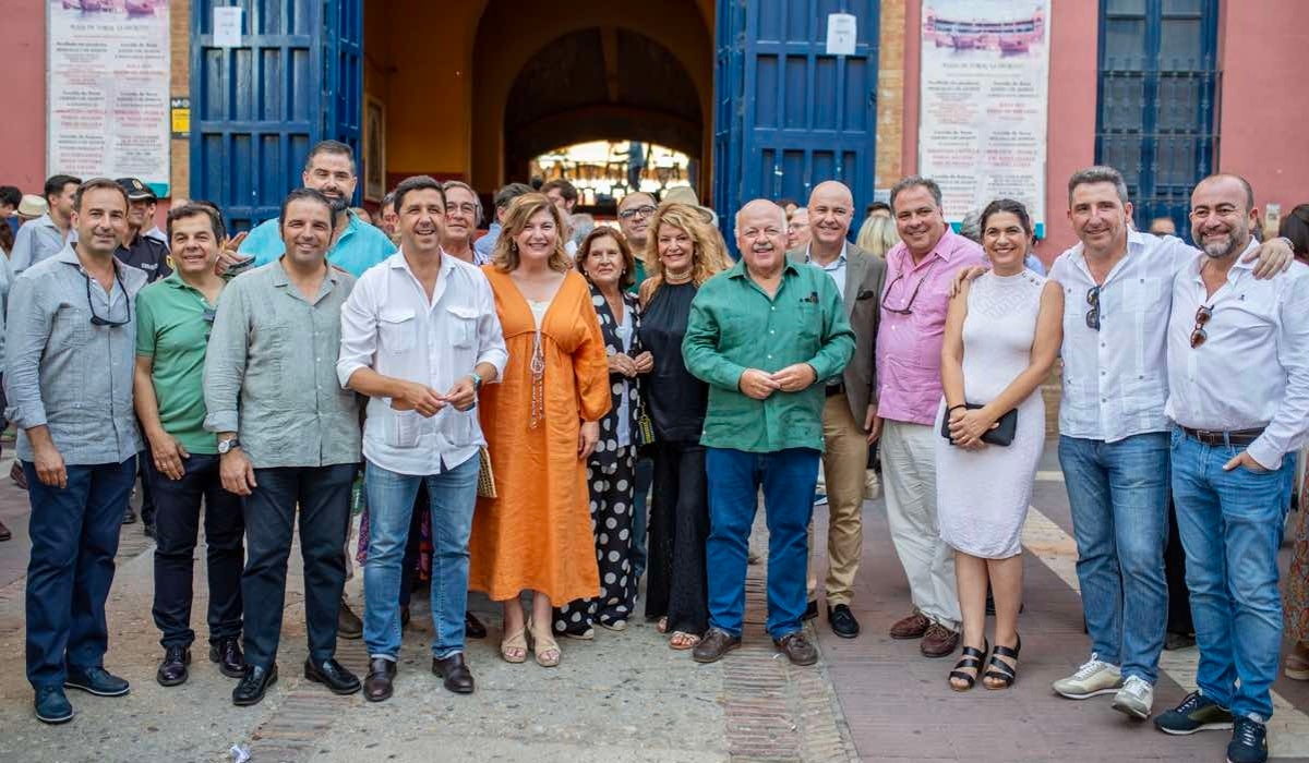 Jesús Aguirre, presidente del Parlamento andaluz, junto a la alcaldesa de Huelva y numerosos representantes políticos provinciales