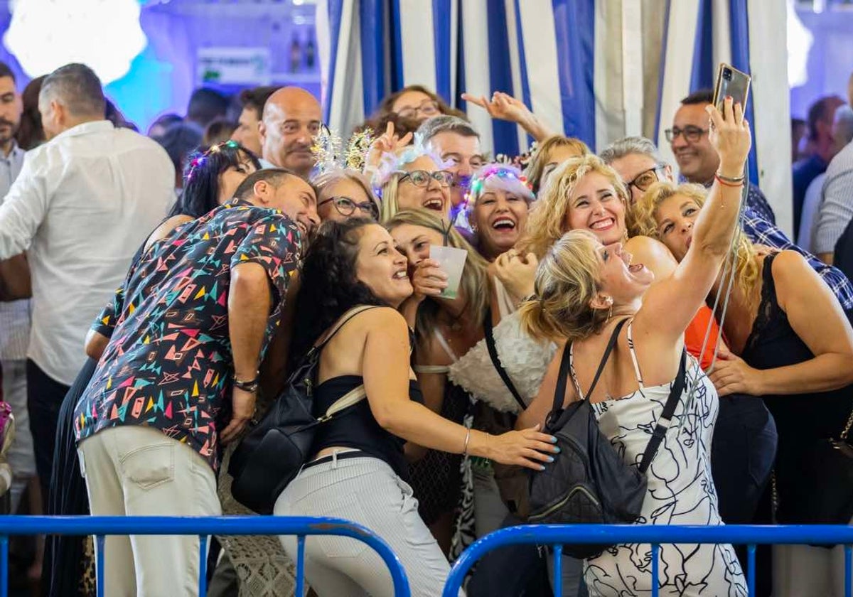 Un grupo de amigos, anoche, se hace un 'selfie' en las Colombinas