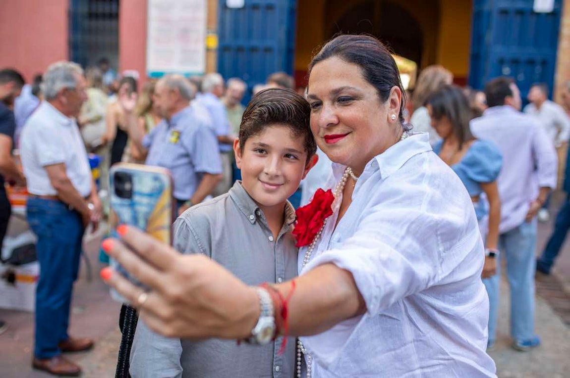 La exconcejala Juani Carrillo  en pleno 'selfie'