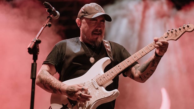 John Conde, despertando el alma de su guitarra