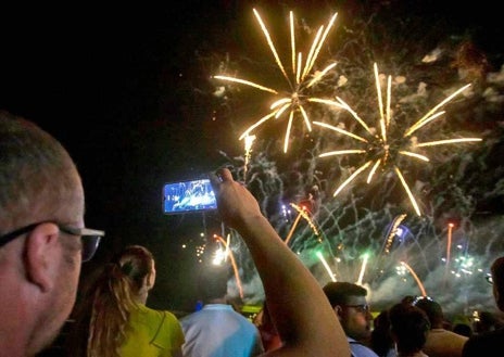 Imagen secundaria 1 - Los fuegos artificiales concitaron a miles de onubenses en torno a la ría