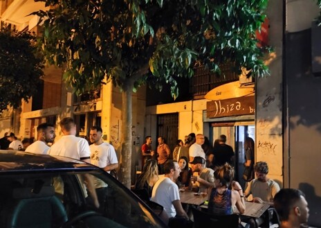 Imagen secundaria 1 - La noche de Huelva recupera el «buen rollito» con la reapertura del bar Ibiza