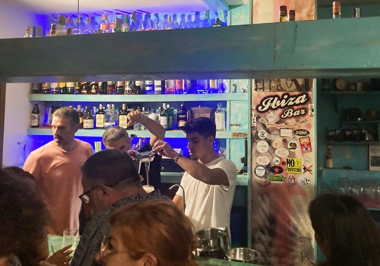 Los hermanos Tente, Role y Álvaro en la barra del Bar Ibiza