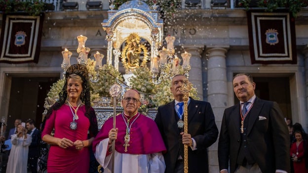 Petalada a las puertas del Ayuntamiento