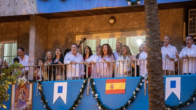 Balcones engalanados para recibir a la patrona