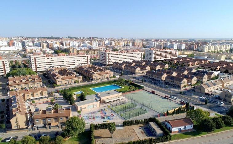 Imagen principal - Piscinas, pistas de pádel o terraza, entre los atractivos del edificio Tharsis IV en la avenida Nuevo Colombino