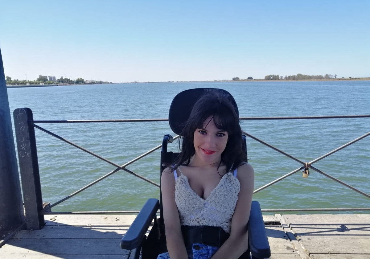 La onubense Lorena Bogado, autora de 'La poeta no escuchada'
