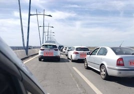 Pretenden llevar al Parlamento de Andalucía el problema de los atascos y retenciones en el Puente del Odiel