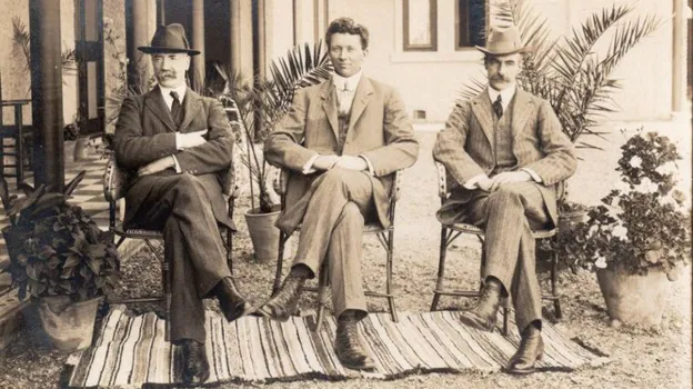 A la izquierda, William Alexander Mackay en su etapa como médico en Huelva
