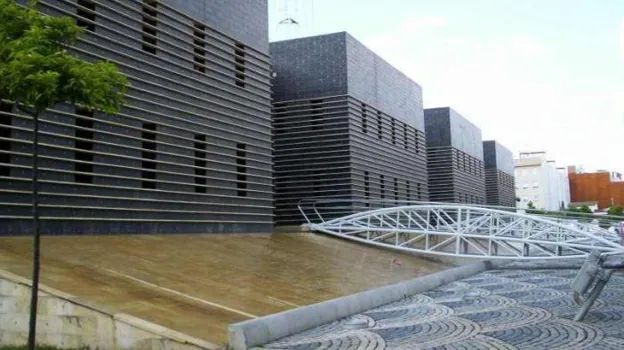 Edificio de la empresa encargada del abastecimiento del agua en la capital, Aguas de Huelva